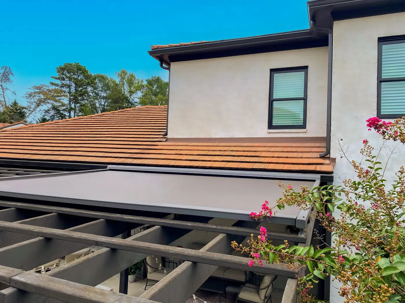 Corradi Horizon shade mounted across the top of a wood pergola