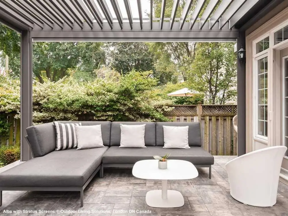 Corradi Stratus drop screens on the sides of an Alba louvered roof